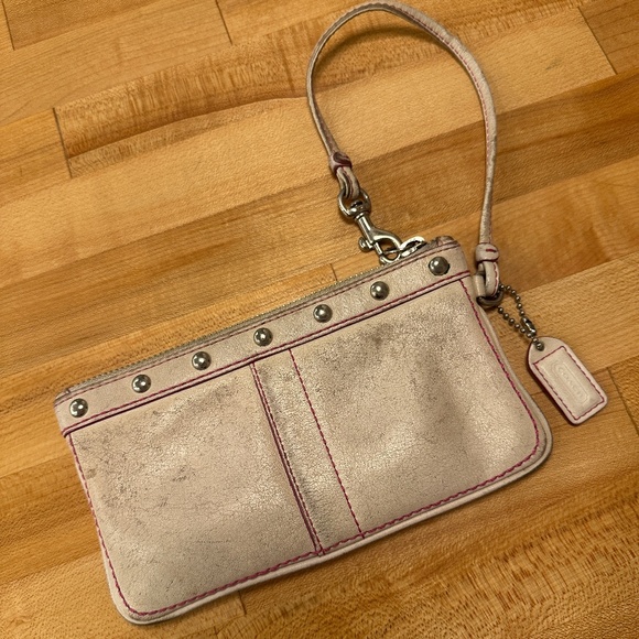 VTG Coach LTD edition Heart wristlet white leather w/pink heart & silver studs - Picture 5 of 10